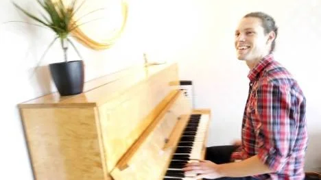 Johan Rinman spelar indiskt klassiskt piano, musiken har gjort mycket för hans sätt att föreläsa.