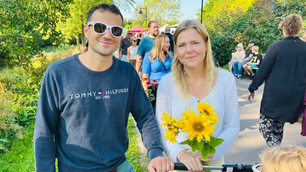 Jeton Mustini och Jennifer Laurin har köpt solrosor.