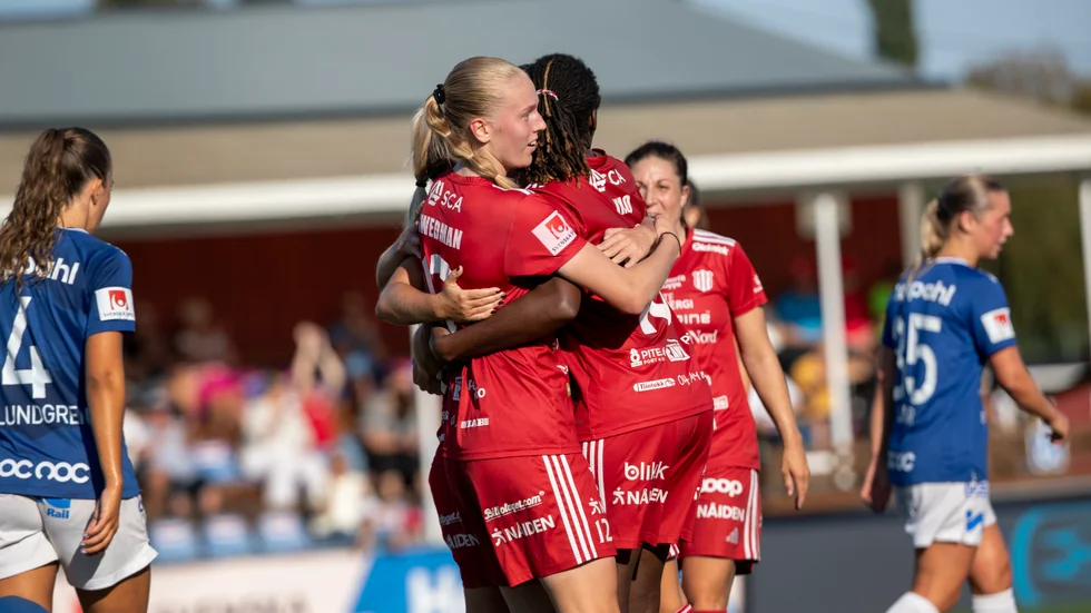 Saga Swedman gratuleras av Anam Imo efter sitt första mål för PIF i damallsvenskan.