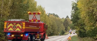 Lastbil med grus välte – vägen stängdes av helt