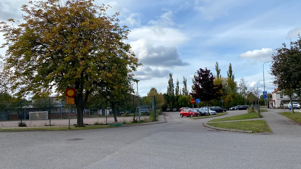 Redan från och med den här veckan får parkeringen vid Södra skolan en separat in- och utfart, för att minska trafikstopp.