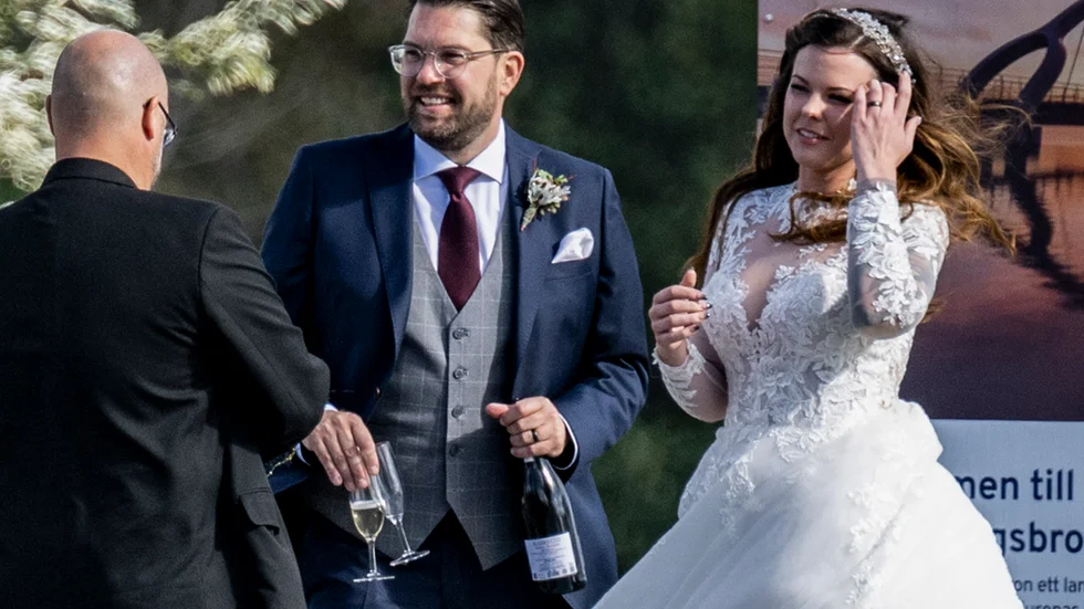 Sverigedemokraternas partiledare Jimmie Åkesson slog på stort när han förra helgen gifte sig med Matilda Kärnerup. Förhoppningsvis var brudparet nöjt med tillställningen.
