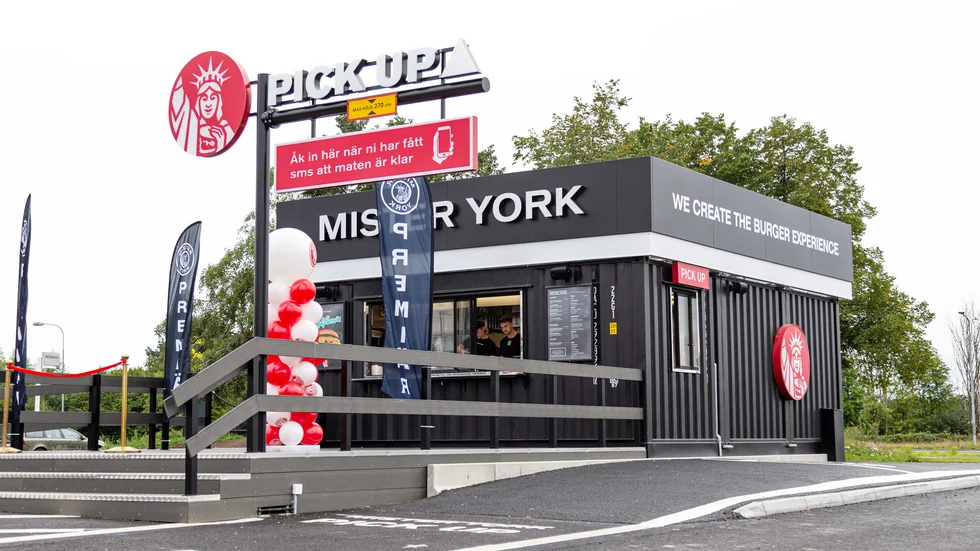 Hamburgerkedjan Mister York bygger sina restauranger av återbrukade sjöfartscontainrar. I Eskilstuna blir deras enhet cirka 60 kvadratmeter stor och etableringen beräknas ge stan cirka 30 nya arbetstillfällen.