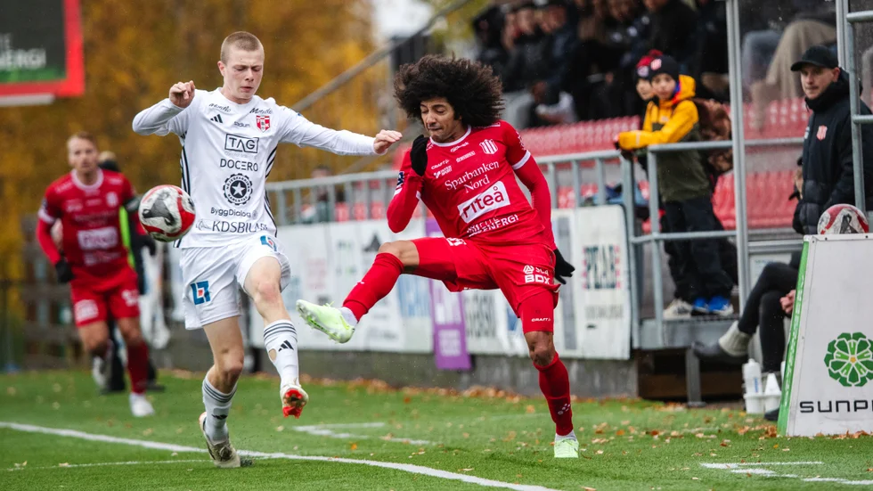 Karlstad i vita tröjor här, väntar ESK i slutkvalet till ettan. 