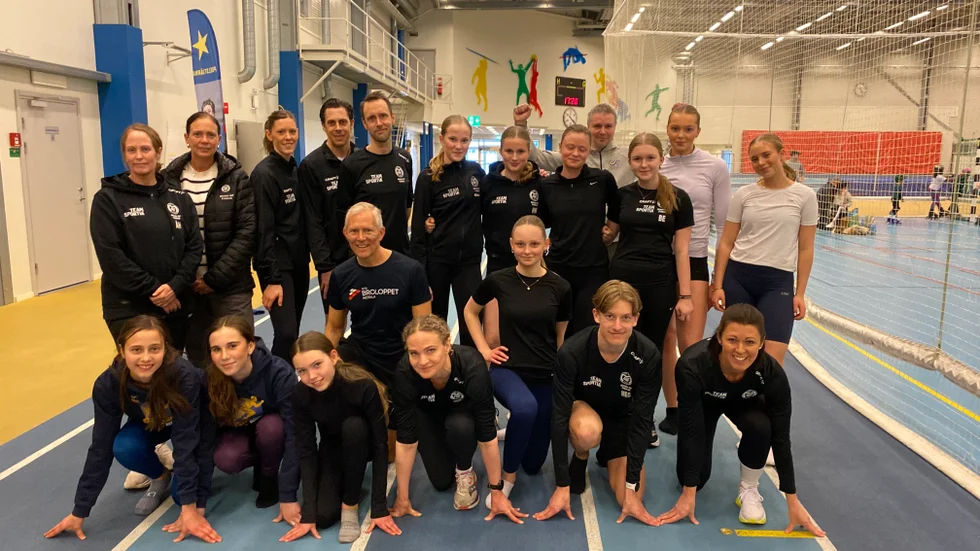 Motala AIF:s friidrottsklubb tränar över åldersgränserna, flera gånger i veckan. Det har i vår gett medaljer på såväl ungdoms-SM, Götalandsmästerskap och veteran-SM. Här en gemensam bild på torsdagens inomhusträning.