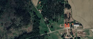 55-åring ny ägare till 80-talshus i Fjärdhundra – prislappen: 1 900 000 kronor