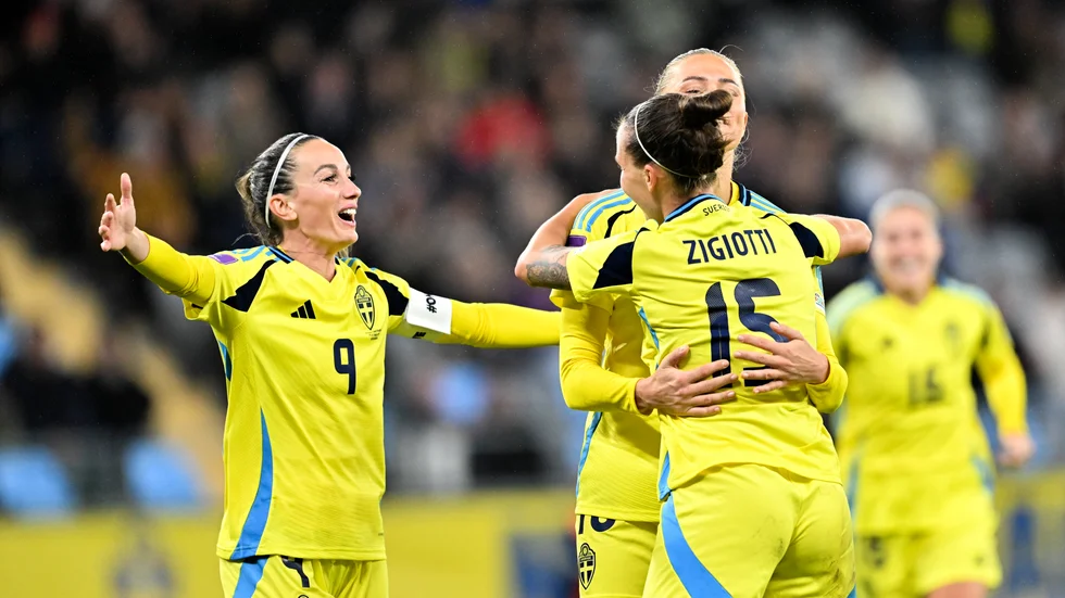 Sverige fick fira hela åtta gånger i utklassningssegern mot Luxemburg.