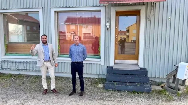 Kontorschef Henrik Widman och förmögenhetsrådgivare Göran Widerlund, utanför lokalen i Burträsk.. 