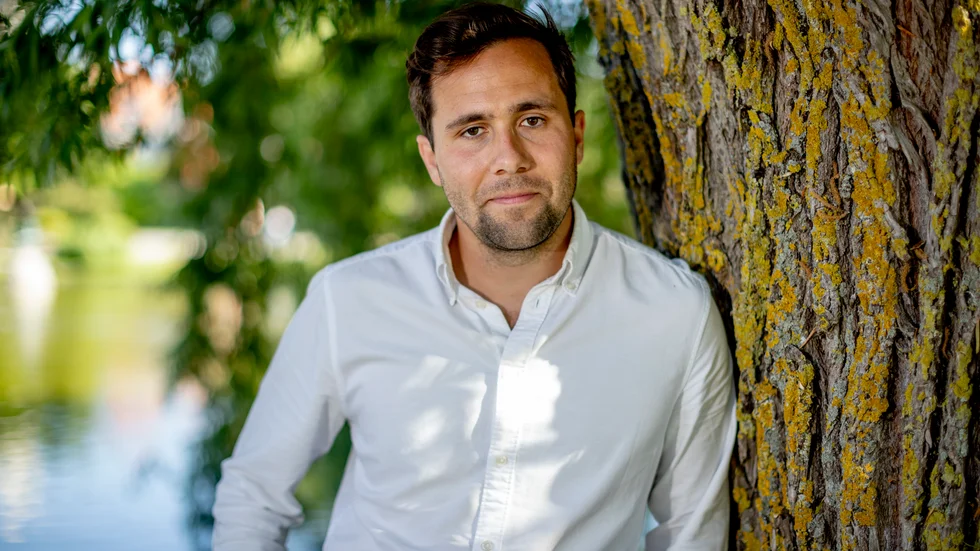 Biståndsminister Benjamin Dousa leder arbetet med att omstöpa biståndet till något som mer gynnar Sverige.