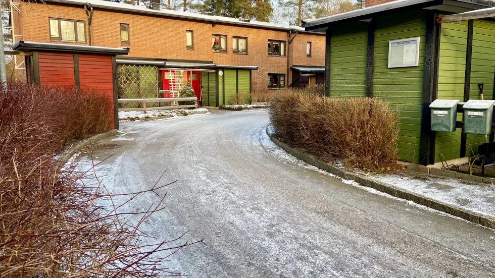 En man stickskadades utomhus i Gottsunda i onsdags kväll. 