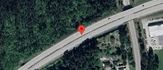 Stillastående personbil stör trafiken på E4