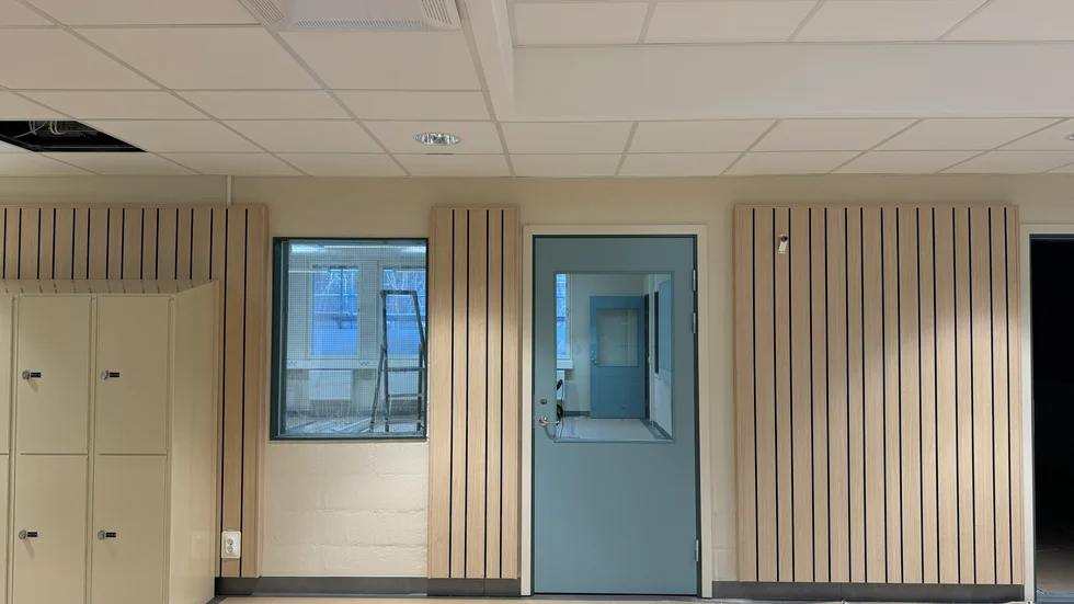 Att sätta in fönster mellan klassrum och korridorer både stör elevers koncentrationsförmåga och utgör en farlig risk. Det skriver insändarskribenten.