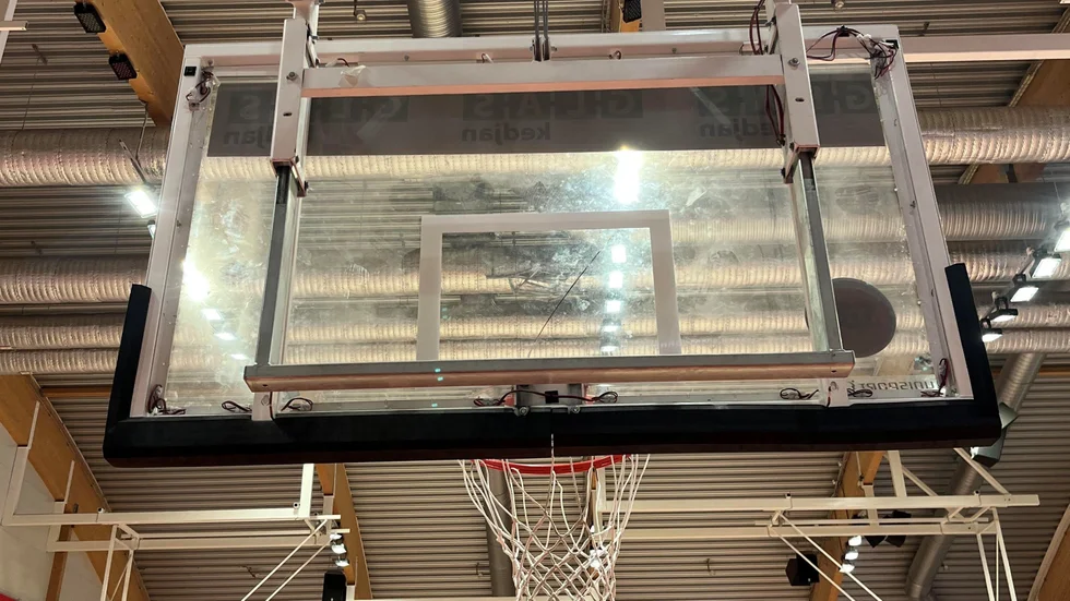 Plankan med sprickan som stoppar Uppsala Basket från spel i Upplands Bilforum USIF Arena i helgen.