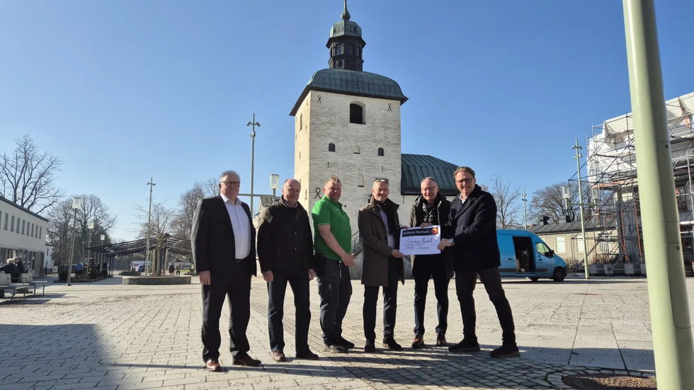 Mikael Engdahl, vd Vadstena Sparbank, Lars Bergmar, styrelseledamot Vadstena Sparbank, Robert Pihl, butikschef på Coop i Vadstena, Mats Manfredson, centrumsamordnare och administratör av föreningen Vadstena Handel, Fredrik Fox, Fredrik Fox fastigheter och Fredrik Särnehed, styrelseledamot Vadstena Sparbank.