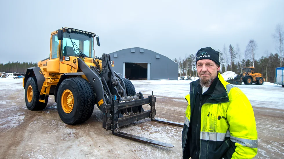 Med den här traktorn rammade tjuvarna grindarna, säger Lennart Lindvall, Nyab. Därefter kunde de köra ut den stulna hyrbilen som värderas till 250 000-300 000 kronor.