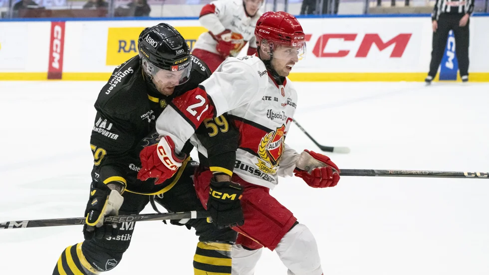 Almtunas William Eriksson försöker hålla undan för en AIK-spelare under den första perioden på Hovet. Så långt såg det bra ut för Almtuna.