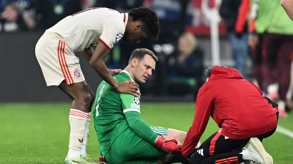 Bayern München-målvakten Manuel Neuer får vård efter att han skadat sig under firandet av lagets 2–0-mål hemma mot Bayer Leverkusen i Champions League.