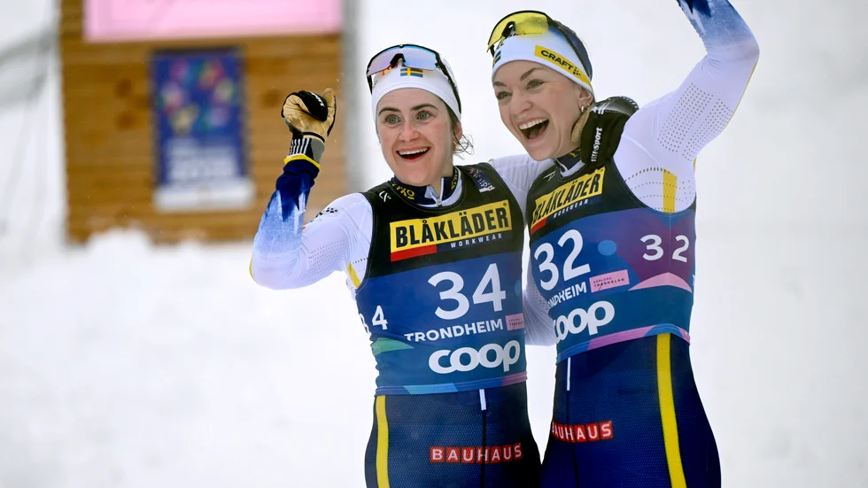 Ebba Andersson guldjublar tillsammans med lagkamraten Moa Ilar, till höger.
