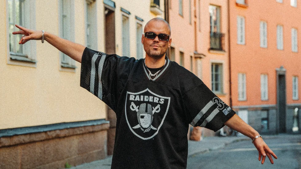 "Full mitt i gatan" är Herbert Munkhammars nya låt under nygamla artistnamnet Afasi. Solokarriären rullar vidare samtidigt som Maskinen har spelat in flera osläppta låtar.