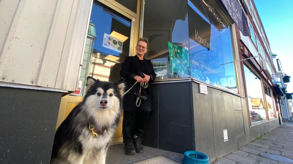 Donia Sander Kilian har sällskap i galleriet på Hamngatan av Yksi, hennes första finska lapphund.