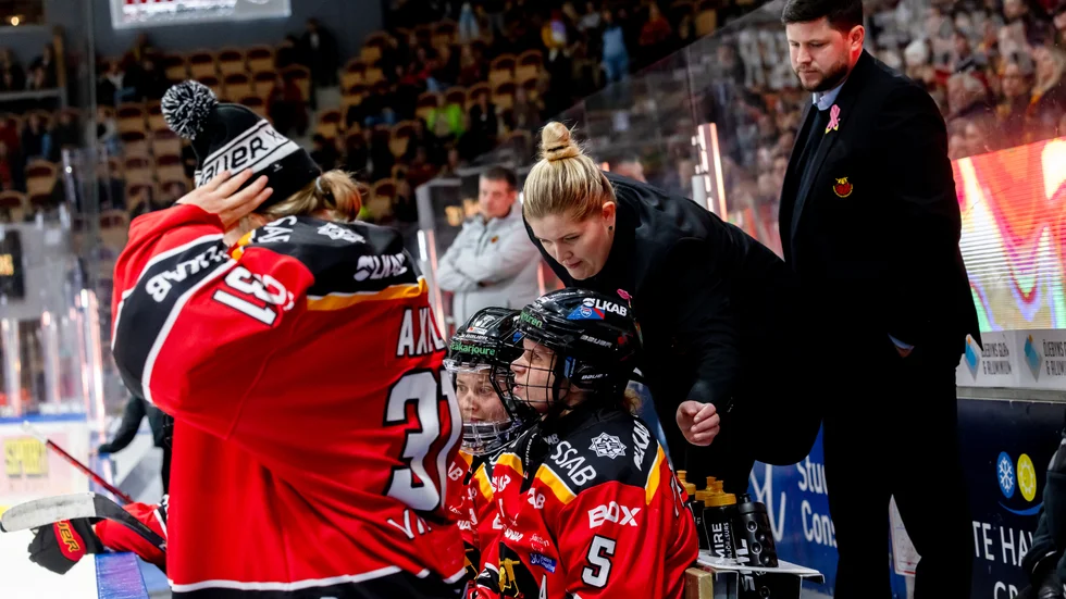 Melinda Olsson fick vara tydlig i första periodpausen. I andra kom Luleå Hockey/MSSK ut och körde över Skellefteå.