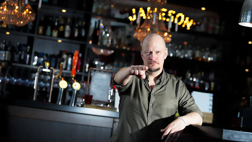 Conny Ahlqvist är hovmästare på restaurang Grappa i Eskilstuna. I många recensioner kallas han för en otrevlig gubbe. Tidningens reporter ställer frågan: Varför är du så arg, Conny?
