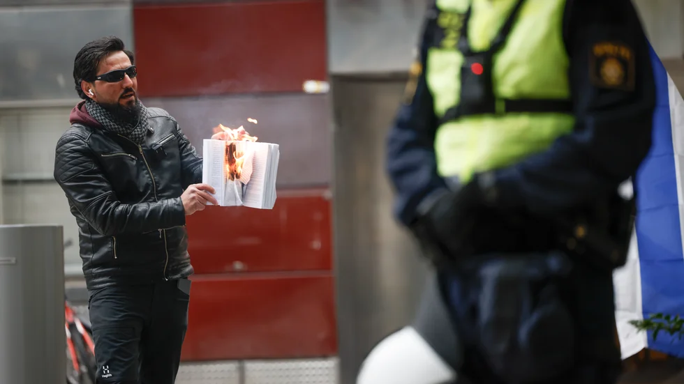 Här ser vi Salwan Momika på Benny Fredrikssons torg i Stockholm den 21 oktober 2023. Han och hans kumpan Salwan Najem åtalas nu för denna plus tre andra koranbränningar i Stockholm. Åklagaren yrkar ansvar för hets mot folkgrupp. 