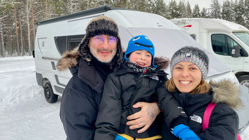 Emanuele Nizza med sonen Nicolo och frun Valentina löste bostadsbrosten under Jokkmokks marknad genom att ta husbilen från Italien.