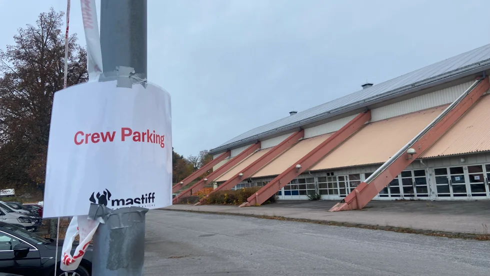 På parkeringen till Svenska hem arena har produktionsbolaget Mastiff tydligt markerat var personalen får stå.