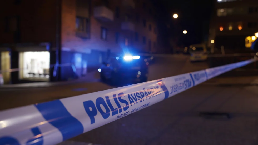 En person har blivit svårt skadad i en skottlossning.