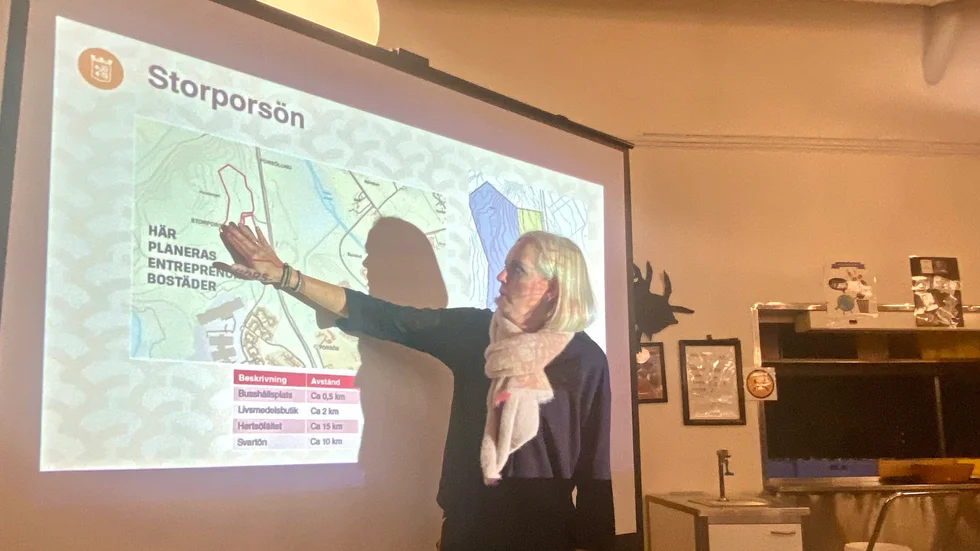 Samordnaren Charlotte Reinholdt berättade om hur kommunen tänker kring modulbostäderna på Storporsön. Med på mötet från Luleå kommun var även kommunalrådet Fredrik Hansson (S), Ulrika Lundberg (V), ordförande i infrastruktur- och servicenämnden, samt Emma Hietala, expert på markfrågor.