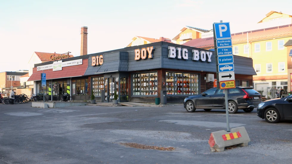 På den gamla OK-tomten i centrala Piteå ska ett flerbostadshus byggas. Fastigheten där Big boy och Tvåhjulsmästarna huserar ska rivas.