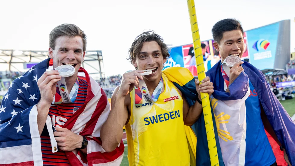 Armand Duplantis, i mitten, tillsammans med Chris Nilsen, till vänster, och Ernest Obiena under friidrotts-VM 2022. Arkivbild.