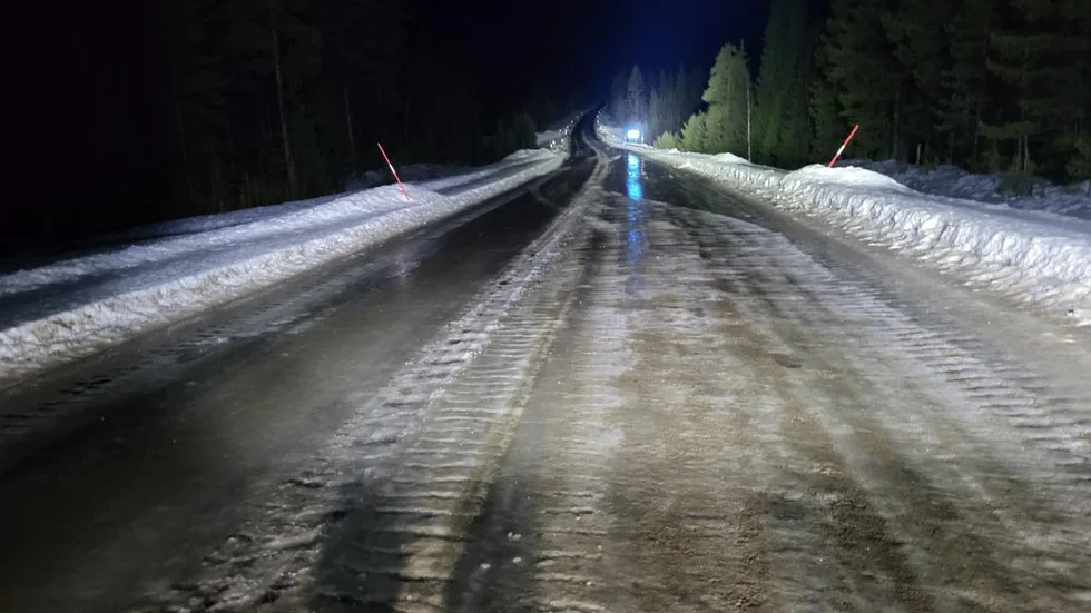 "Vi som satt i bussen måste hylla chauffören som stannade och stod stilla tre timmar tills sandbilen kom och färden kunde fortsätta", skriver insändarskribenten. 