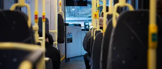 Busschaufförer pratar i telefon och kör fort på väg till skolan