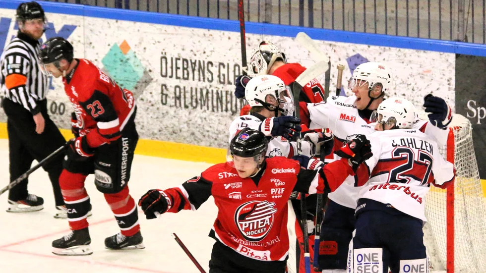 Piteå Hockey gjorde en usel insats hemma mot Sollentuna under lördagen. Nu är slutspelet i fara. Allt avgörs på söndag.