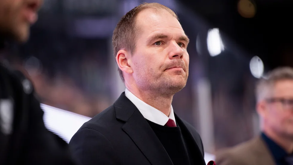 Färjestadtränaren Thomas Mitell stod och myste på bänken när hans lag tog kvartsfinalserien vidare till en sjätte match.