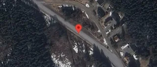 Nedfallna träd påverkar trafiken på väg 824