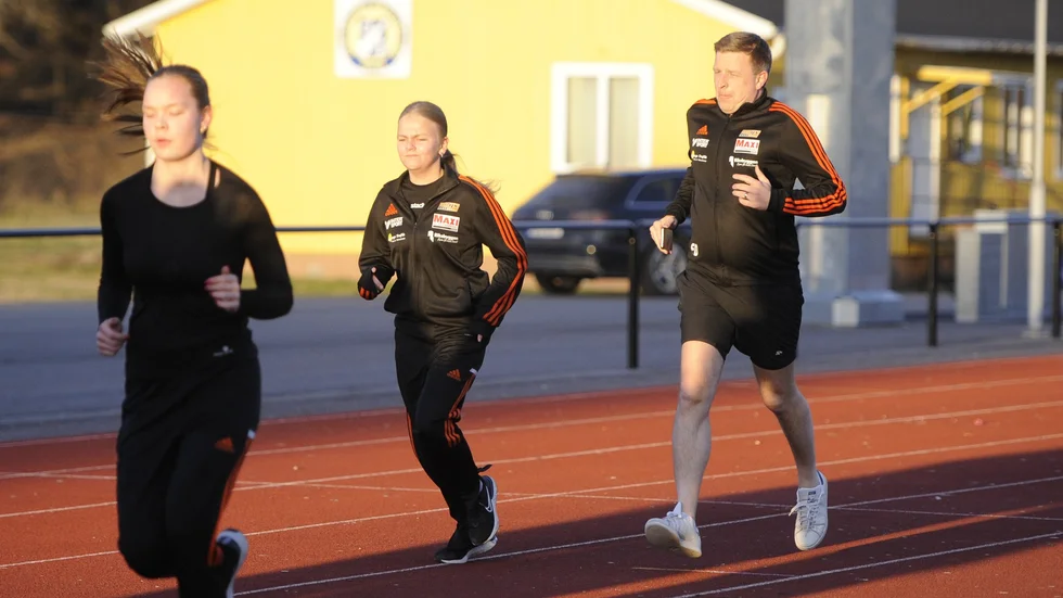 Alma Karlsson (i mitten) värmer upp med resten av Onyxgänget och tränaren Fredrik Dolk. Den här cupen kommer att bli speciell för henne.