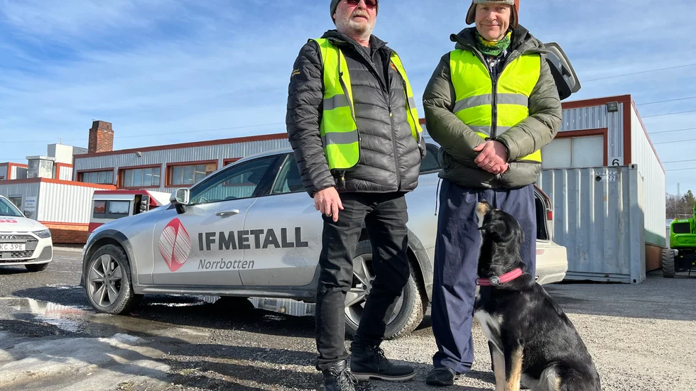 Jörgen Landberg, Peter Thornberg och hunden Cleo strejkar utanför Teslas popup-verkstad i Luleå.