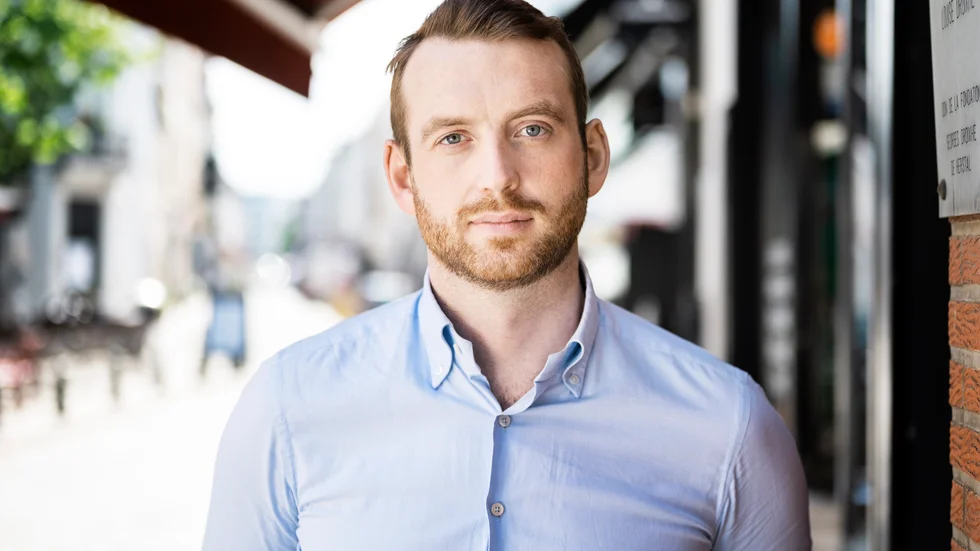 Jakop Dalunde (MP) tågpendlar själv mellan Gnesta och Stockholm. "Jag har inte ens körkort", berättar han.