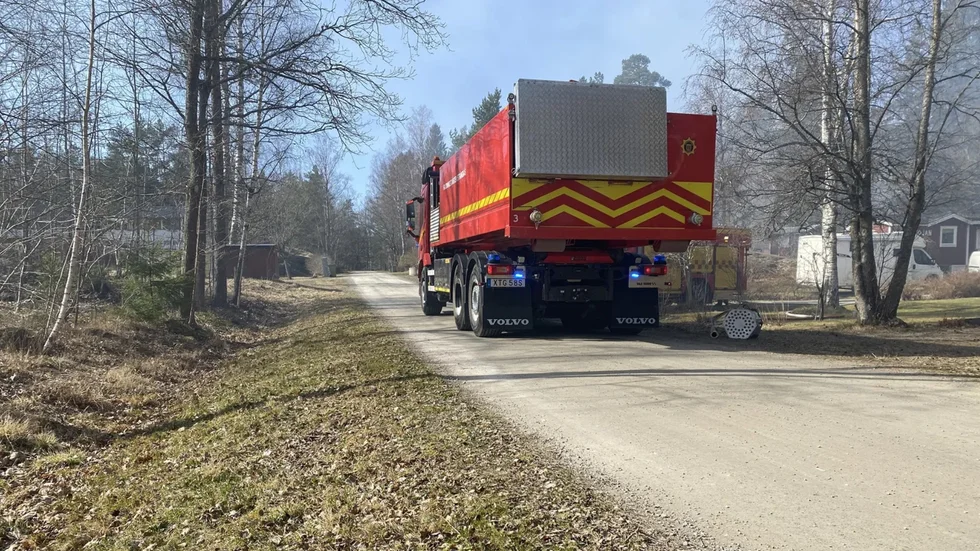 Ett av räddningstjänstens fordon på plats i Djupvik utanför Strängnäs.