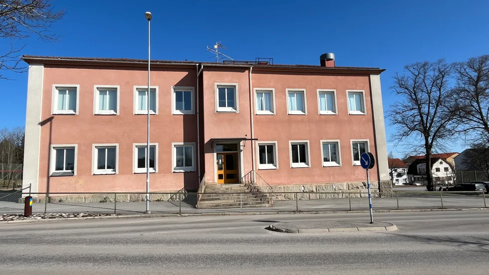 "Vi ser ett behov av en samlingsplats för ungdomarna på Norr", skriver MP i en debattartikel om det rosa stenhuset vid Västra skolan. 