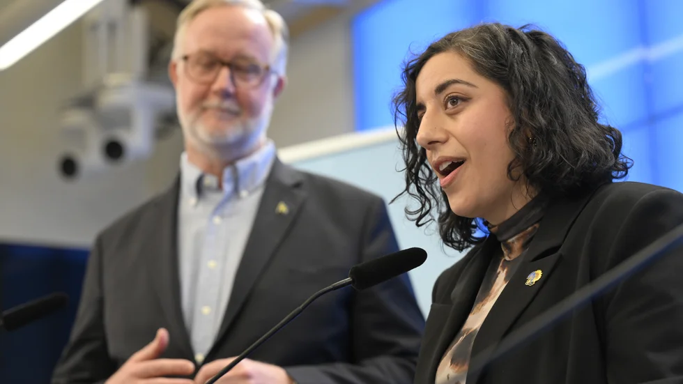 Liberalernas partiledare Johan Pehrson presenterar Simona Mohamsson som partiets nya partisekreterare.