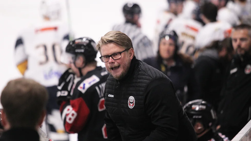 Jens Brändström var märkbart irriterad efter matchen i Tyringe. På avslutningen, det egna laget – och domarna.