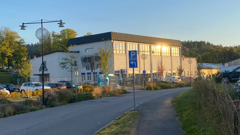 Tjustfastigheter har sökt bygglov för att sätta upp solceller på byggnaden.
