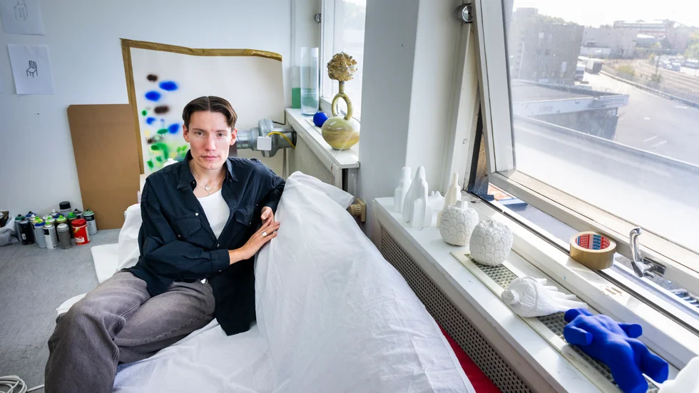 "Drömmen vore att ha en liten lägenhet i Stockholm och ett lantställe i Dalarna med ateljé. Nu blir det en hel del resande mellan Stockholm och Luleå. Så ja, pengarna från stipendiet går till resor och material", säger konstnären Erik Thörnqvist från Luleå.