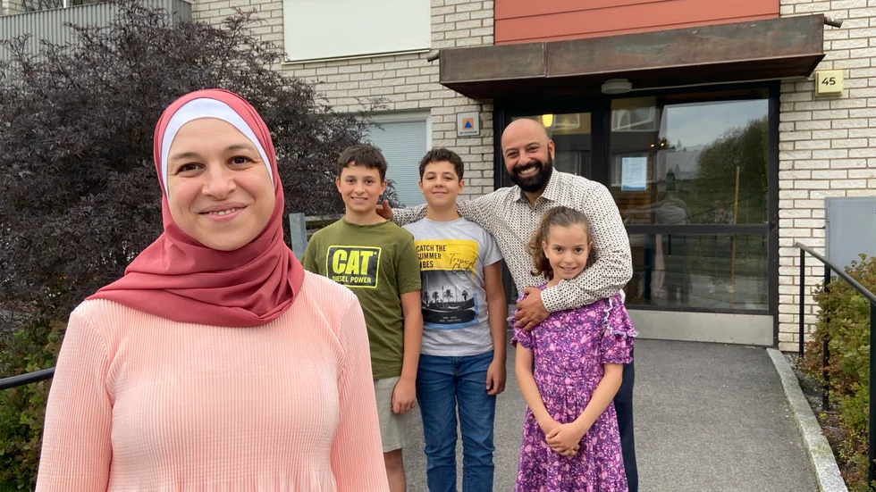 Noor Maleks tandläkarlegitimation från Syrien är inte giltig i Sverige. Nu har hon, ivrigt påhejad av familjen, kompletterat sin utbildning vid Karolinska institutet. "Det är svårt att slarva med att borsta tänderna när man har en mamma som är tandläkare", säger äldsta sonen Omar i mitten av bilden.