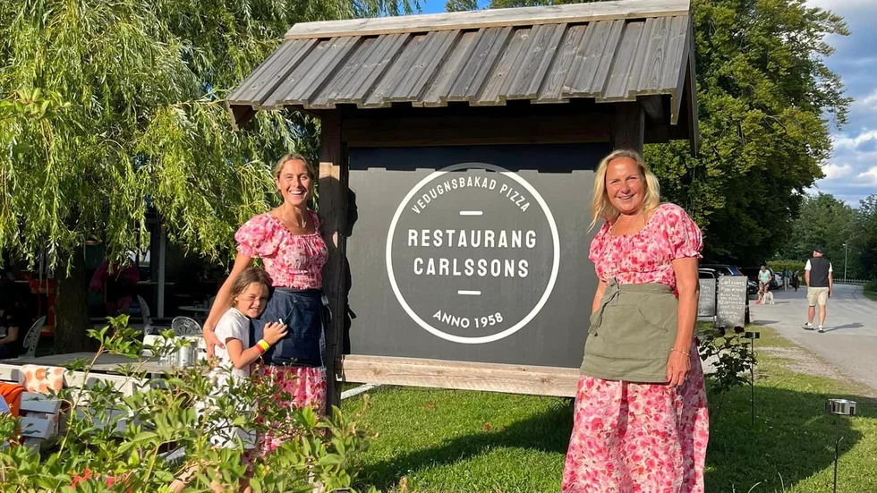 Julia och Anneli Falk har tillsammans drivit Restaurang Carlssons på Fårö de senaste fyra somrarna. Nu har de dock sagt upp sitt arrendeavtal, något de motiverar med att tiden inte räcker till för att driva restaurang under semestern. Med på bilden är även Julias dotter. 