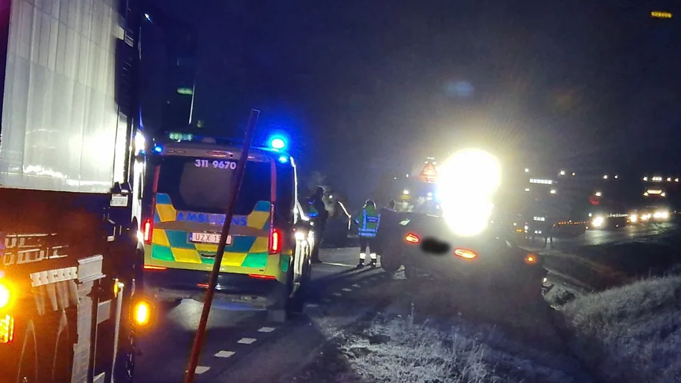Två personer fick föras till sjukvård efter kollisionen.